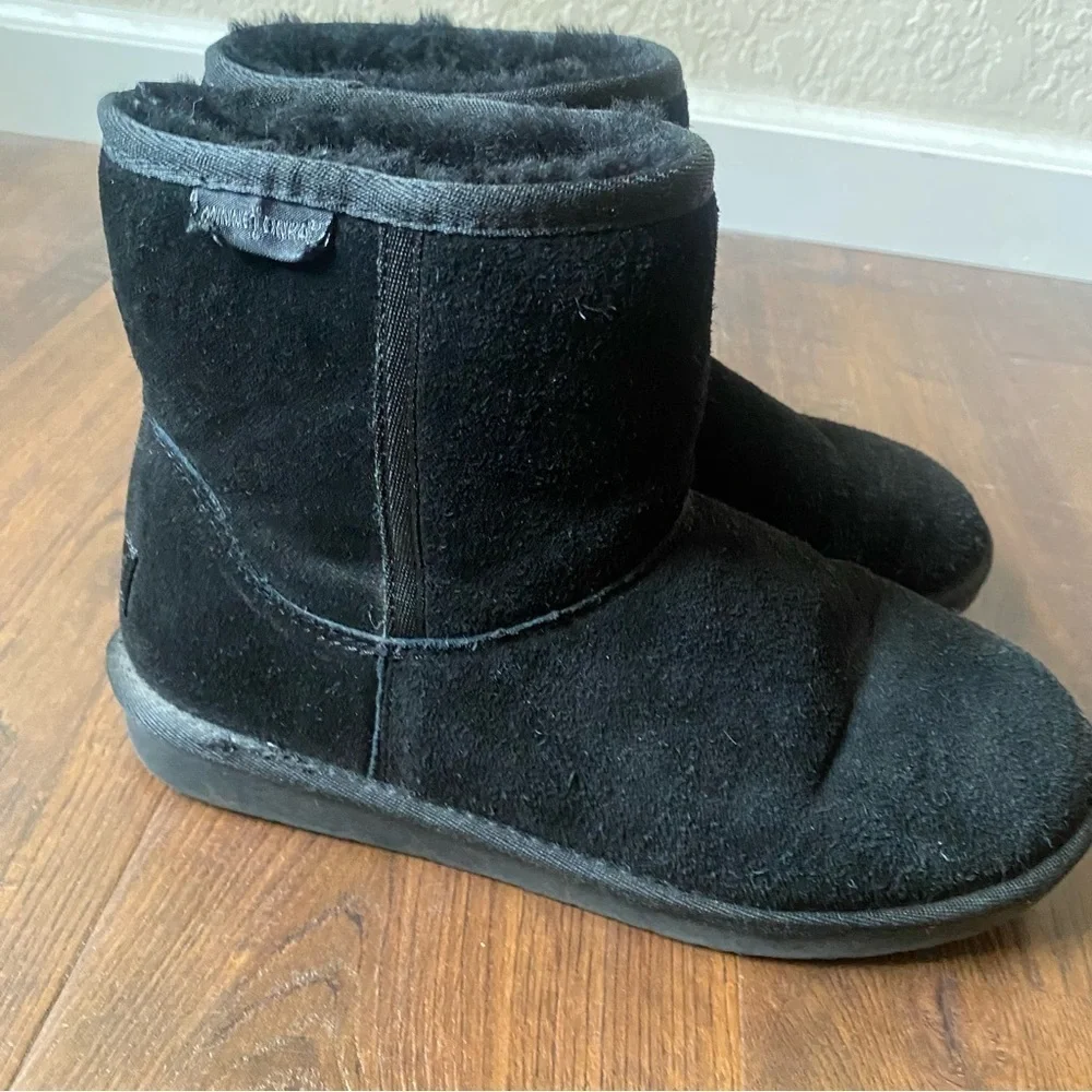 Minnetonka Women’s Black Suede Sheepskin Ankle Bootie SZ 8